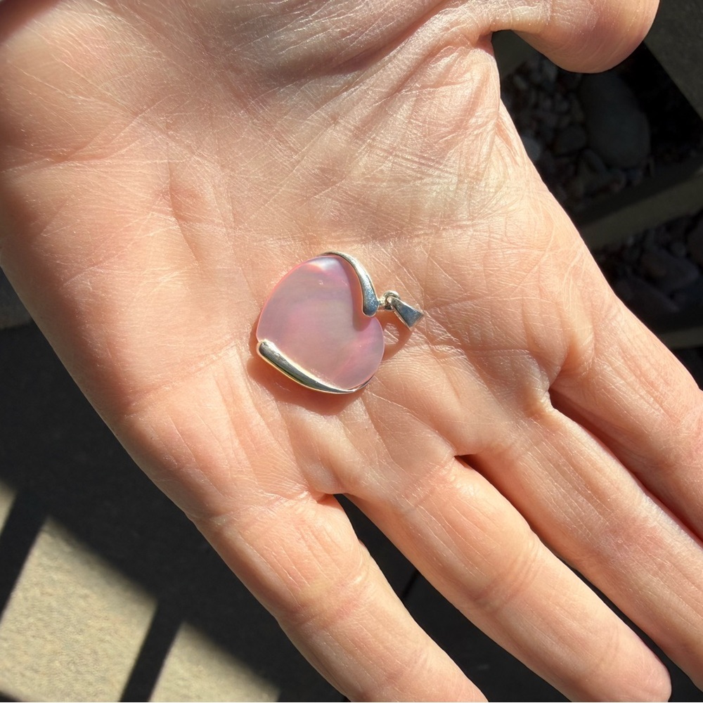 CI 925 Sterling Silver Pink Abalone Heart Pendant Shimmers In Sun - Picture 4 of 8